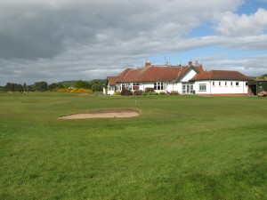 Scotscraig 18th green and clubhouse