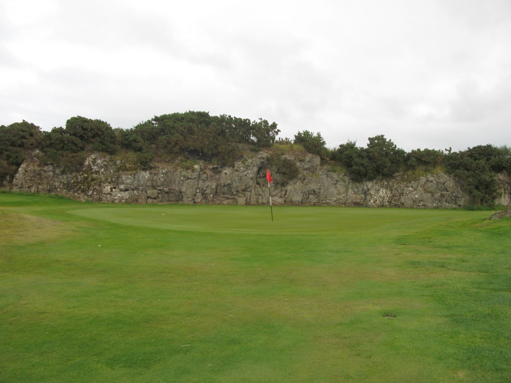 13th at Drumoig with the quarry wall behind.