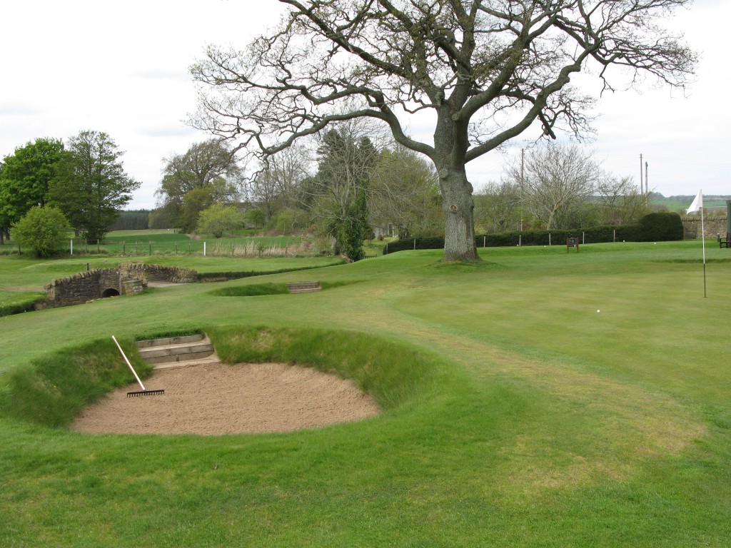 The well manicured 1st green at Dunning