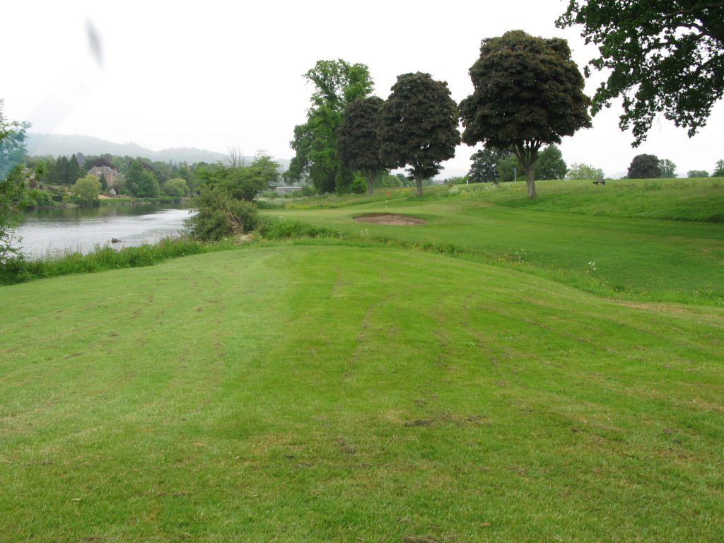 The 16th with the River Tay on the left - not really in play. 