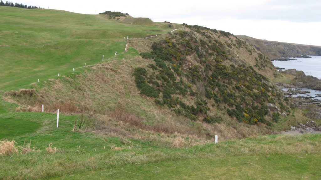 The tough mid-iron par 3 14th, with green beside the cliff!